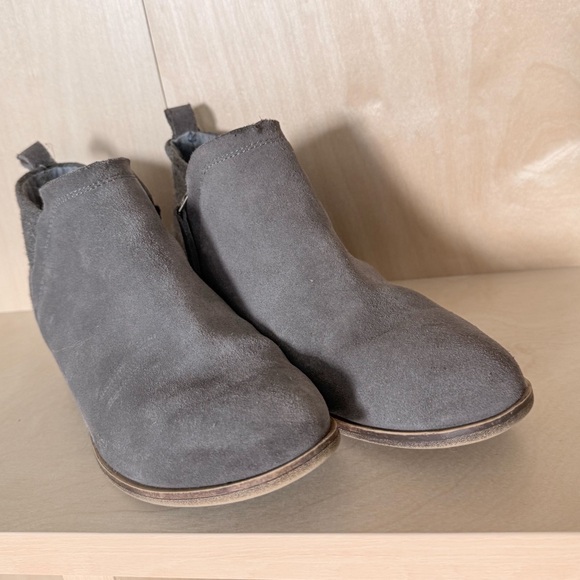 TOMS Women's Deia Side-Zipper Suede Booties, Grey | Size 8 - Picture 5 of 9